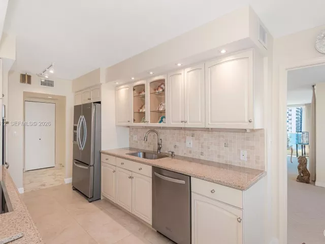 2-bedroom condo for sale in Hollywood - 2751 S Ocean Dr 1108N - MondialRealty