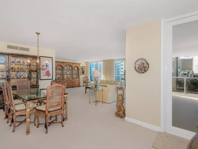 2-bedroom condo for sale in Hollywood - 2751 S Ocean Dr 1108N - MondialRealty