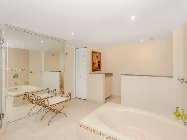 2-bedroom condo for sale in Hollywood - 2751 S Ocean Dr 1108N - MondialRealty