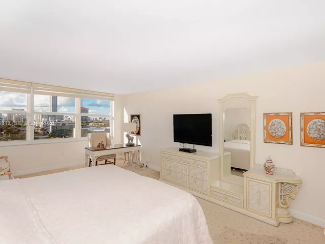 2-bedroom condo for sale in Hollywood - 2751 S Ocean Dr 1108N - MondialRealty