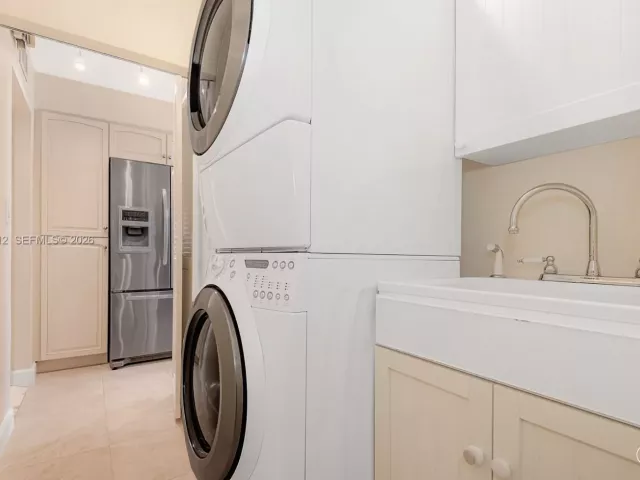 2-bedroom condo for sale in Hollywood - 2751 S Ocean Dr 1108N - MondialRealty