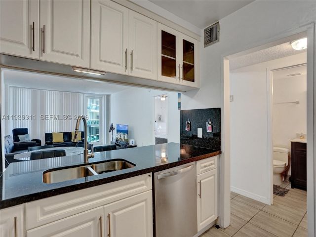 1-bedroom condo for sale in Hollywood - 3725 S Ocean Dr 520 - MondialRealty