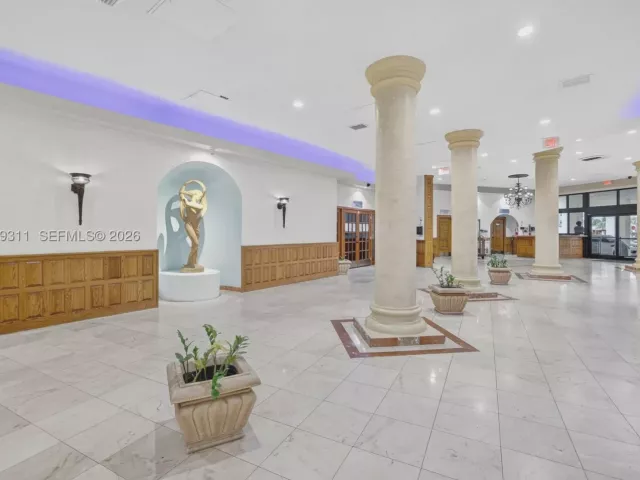 1-bedroom condo for sale in Hollywood - 3725 S Ocean Dr 520 - MondialRealty
