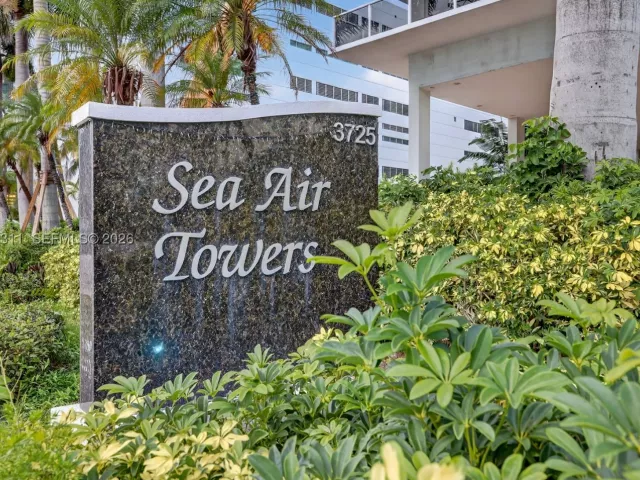 1-bedroom condo for sale in Hollywood - 3725 S Ocean Dr 520 - MondialRealty