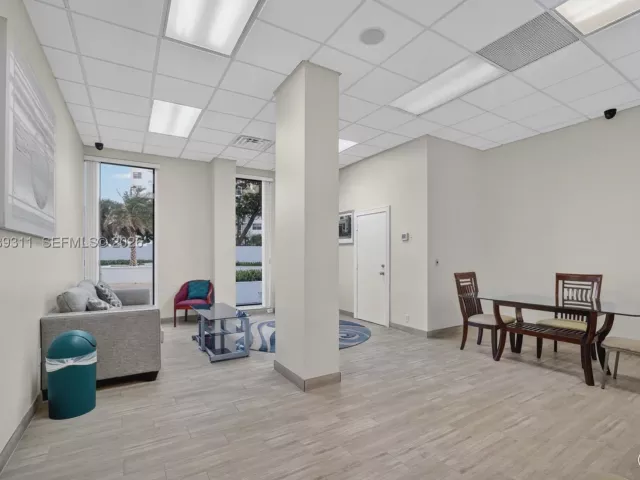 1-bedroom condo for sale in Hollywood - 3725 S Ocean Dr 520 - MondialRealty