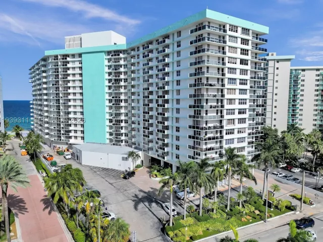 1-bedroom condo for sale in Hollywood - 3725 S Ocean Dr 520 - MondialRealty