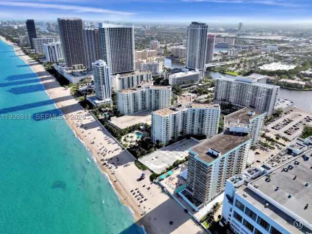 1-bedroom condo for sale in Hollywood - 3725 S Ocean Dr 520 - MondialRealty