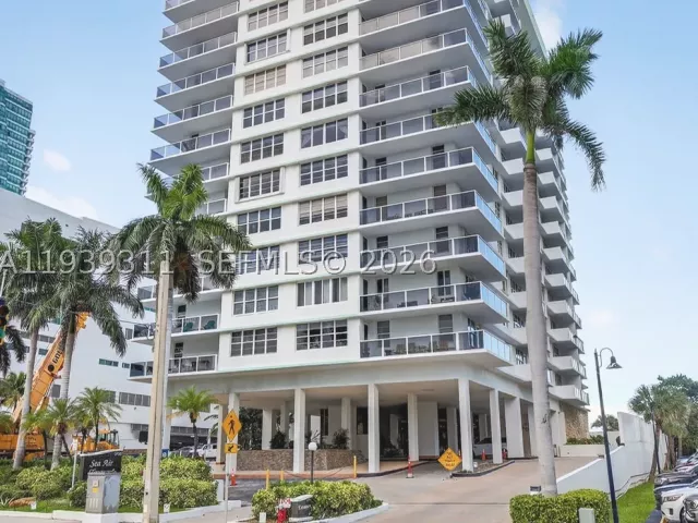 1-bedroom condo for sale in Hollywood - 3725 S Ocean Dr 520 - MondialRealty