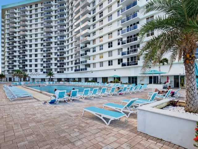1-bedroom condo for sale in Hollywood - 3725 S Ocean Dr 520 - MondialRealty