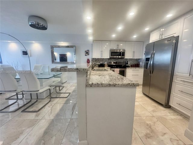 2-bedroom condo for rent in Hollywood - 3800 S Ocean Dr 519 - MondialRealty