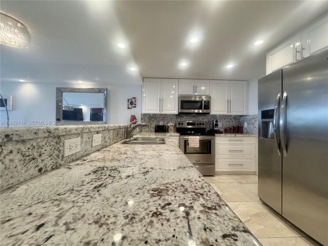 2-bedroom condo for rent in Hollywood - 3800 S Ocean Dr 519 - MondialRealty