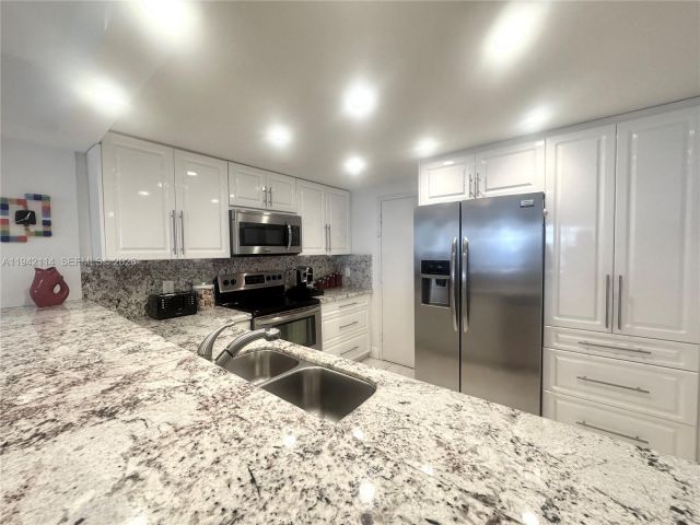 2-bedroom condo for rent in Hollywood - 3800 S Ocean Dr 519 - MondialRealty