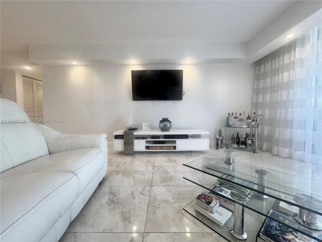 2-bedroom condo for rent in Hollywood - 3800 S Ocean Dr 519 - MondialRealty