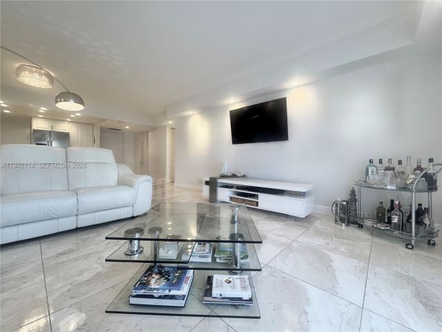 2-bedroom condo for rent in Hollywood - 3800 S Ocean Dr 519 - MondialRealty