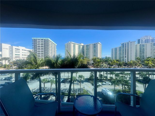 2-bedroom condo for rent in Hollywood - 3800 S Ocean Dr 519 - MondialRealty