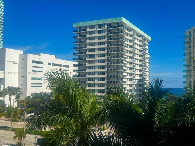 2-bedroom condo for rent in Hollywood - 3800 S Ocean Dr 519 - MondialRealty