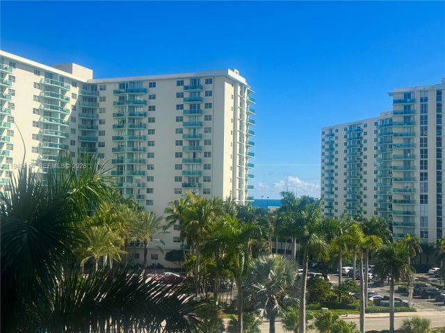 2-bedroom condo for rent in Hollywood - 3800 S Ocean Dr 519 - MondialRealty