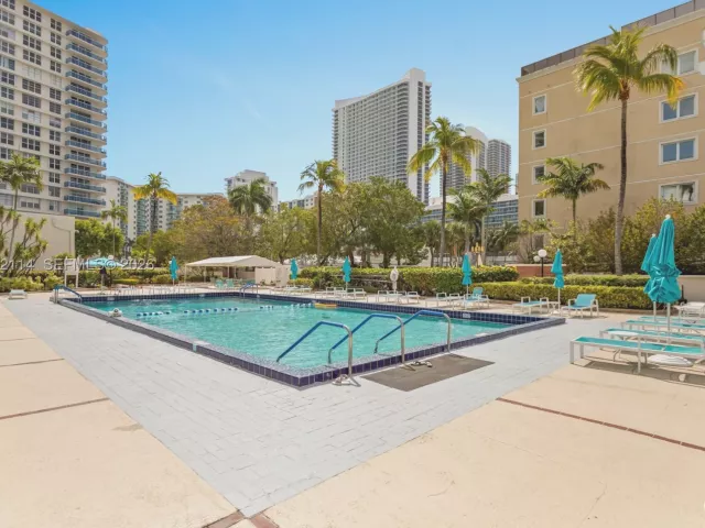 2-bedroom condo for rent in Hollywood - 3800 S Ocean Dr 519 - MondialRealty