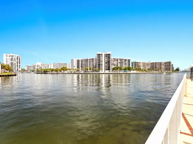 2-bedroom condo for rent in Hollywood - 3800 S Ocean Dr 519 - MondialRealty
