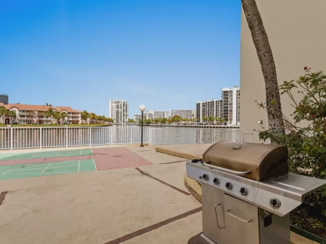 2-bedroom condo for rent in Hollywood - 3800 S Ocean Dr 519 - MondialRealty