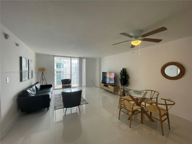 1-bedroom condo for rent in Miami - 1200 BRICKELL BAY DR 3104 - MondialRealty