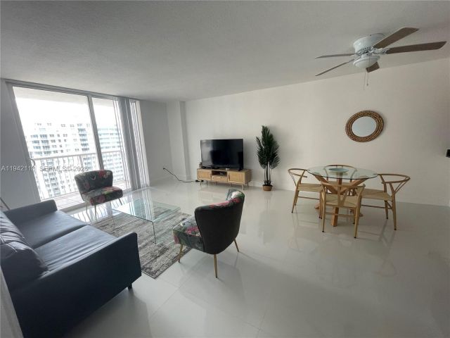 1-bedroom condo for rent in Miami - 1200 BRICKELL BAY DR 3104 - MondialRealty