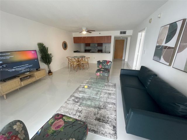 1-bedroom condo for rent in Miami - 1200 BRICKELL BAY DR 3104 - MondialRealty