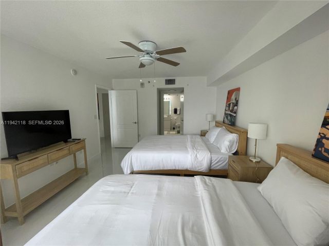 1-bedroom condo for rent in Miami - 1200 BRICKELL BAY DR 3104 - MondialRealty