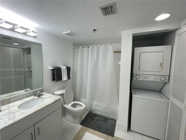 1-bedroom condo for rent in Miami - 1200 BRICKELL BAY DR 3104 - MondialRealty