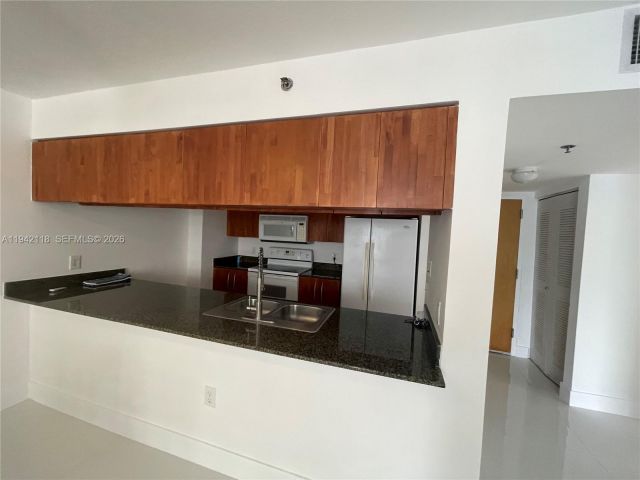 1-bedroom condo for rent in Miami - 1200 BRICKELL BAY DR 3104 - MondialRealty