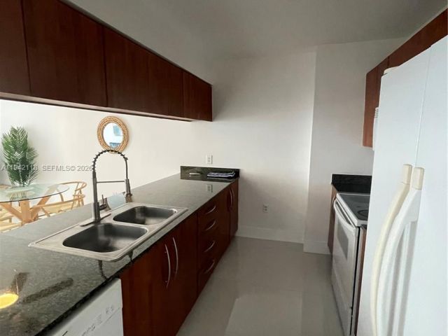 1-bedroom condo for rent in Miami - 1200 BRICKELL BAY DR 3104 - MondialRealty