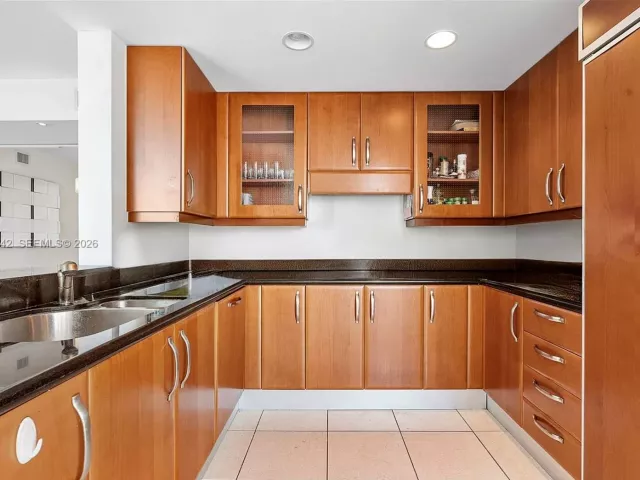 2-bedroom condo for sale in Aventura - 19400 Turnberry Way 1131 - MondialRealty