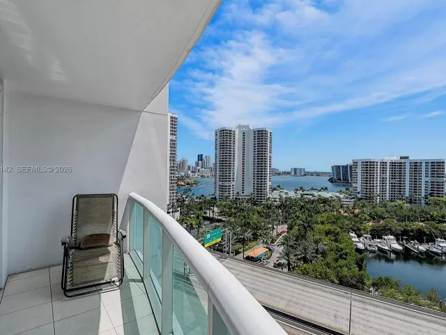 2-bedroom condo for sale in Aventura - 19400 Turnberry Way 1131 - MondialRealty
