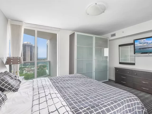 2-bedroom condo for sale in Aventura - 19400 Turnberry Way 1131 - MondialRealty
