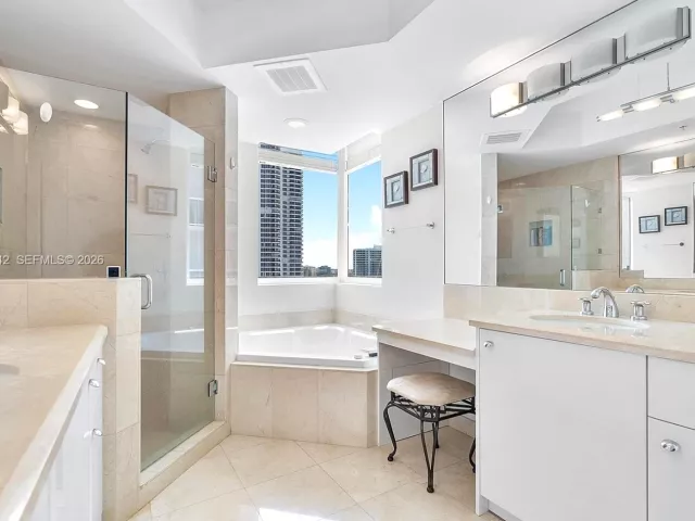 2-bedroom condo for sale in Aventura - 19400 Turnberry Way 1131 - MondialRealty