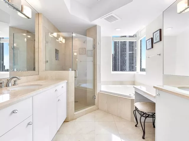 2-bedroom condo for sale in Aventura - 19400 Turnberry Way 1131 - MondialRealty