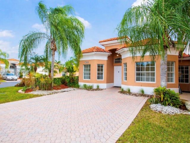 3-bedroom home for rent in Miami - 16222 SW 102nd Ter 0 - MondialRealty