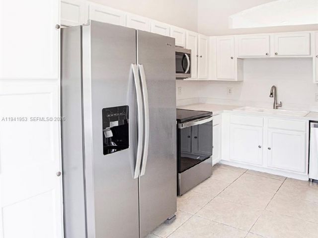 3-bedroom home for rent in Miami - 16222 SW 102nd Ter 0 - MondialRealty
