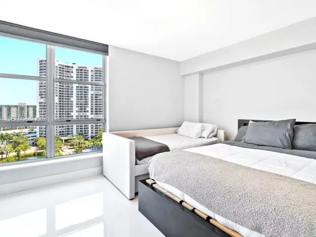 2-bedroom condo for sale in Aventura - 3600 Mystic Pointe Dr 1212 - MondialRealty