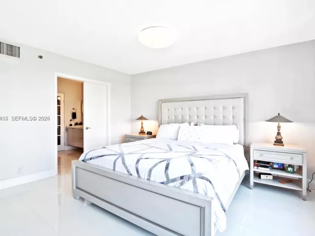 2-bedroom condo for sale in Aventura - 3600 Mystic Pointe Dr 1212 - MondialRealty