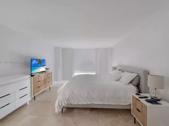 2-bedroom condo for sale in Miami Beach - 5701 Collins Ave 1415 - MondialRealty