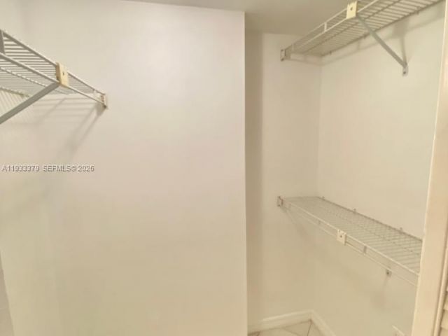 1-bedroom condo for sale in Miami - 540 Brickell Key Dr 925 - MondialRealty