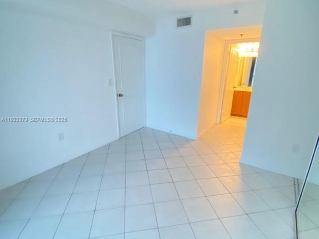1-bedroom condo for sale in Miami - 540 Brickell Key Dr 925 - MondialRealty