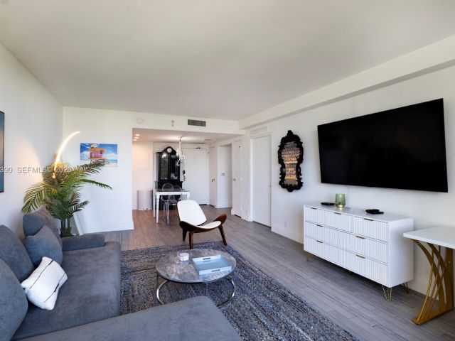 1-bedroom condo for sale in Miami Beach - 1100 West Ave 509 - MondialRealty