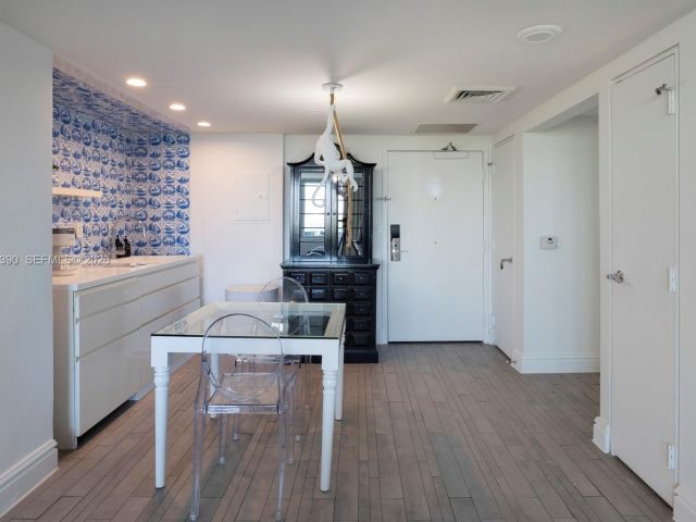 1-bedroom condo for sale in Miami Beach - 1100 West Ave 509 - MondialRealty