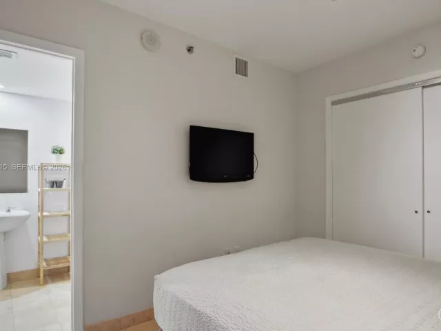 2-bedroom condo for rent in Hallandale Beach - 1830 S OCEAN DR 2110 - MondialRealty