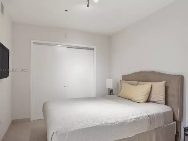 2-bedroom condo for rent in Hallandale Beach - 1830 S OCEAN DR 2110 - MondialRealty