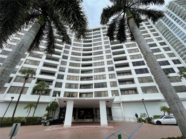 2-bedroom condo for sale in Hollywood - 3505 S Ocean Dr 310 - MondialRealty