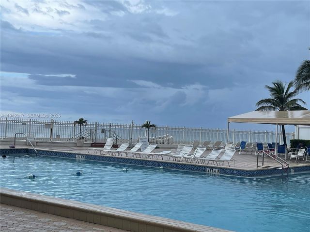 2-bedroom condo for sale in Hollywood - 3505 S Ocean Dr 310 - MondialRealty