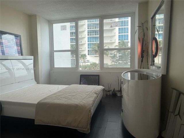 2-bedroom condo for sale in Hollywood - 3505 S Ocean Dr 310 - MondialRealty